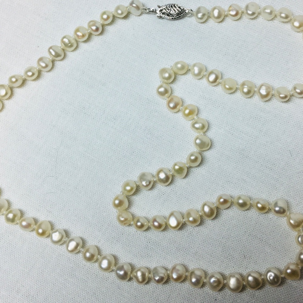 .Genuine Freshwater pearl necklace